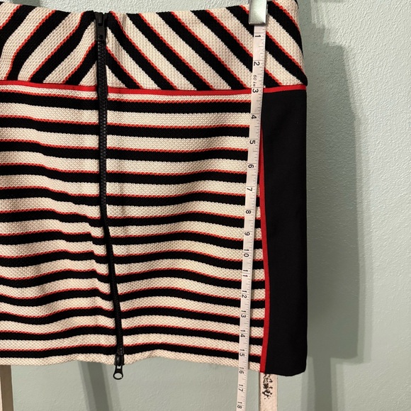 Veronica Beard Black White Knit Mini Skirt with Red Highlights Size 8 - Picture 6 of 10